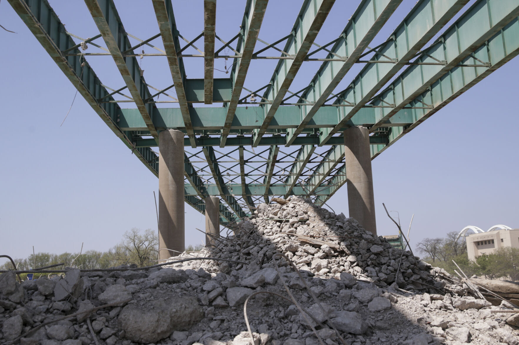 050922-qc-nws-bridge-02.jpg